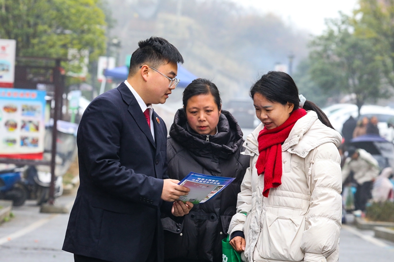 2026年2月3日,黔西市檢察院、市關工委、市婦聯等“水西護未隊”成員單位,走進文峰街道塔山社區,採取“家庭教育指導+預防違法犯罪”相結合的普法模式,為寒假期間的家長及重點未成年人群體量身定制法治宣傳服務。圖為檢察干警正在給社區群眾講解禁毒以及未成年人保護相關法律知識。.jpg