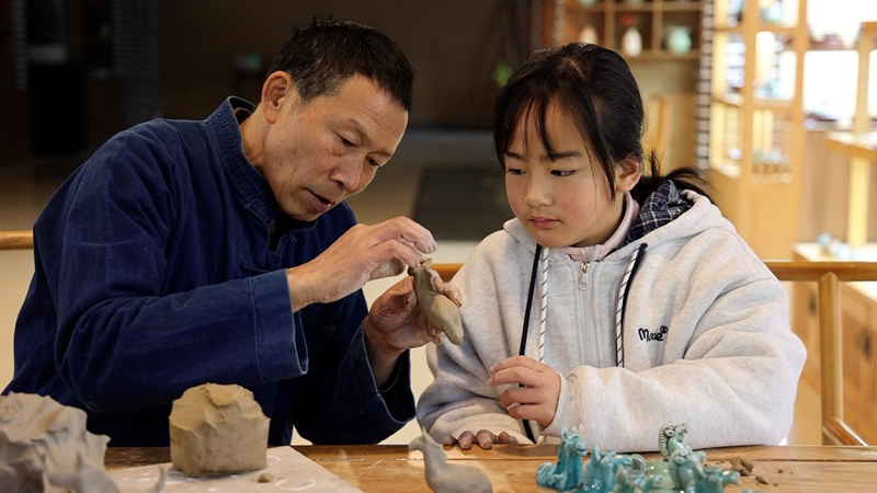 张禄洪在教孙女 制作马嘘嘘.jpg