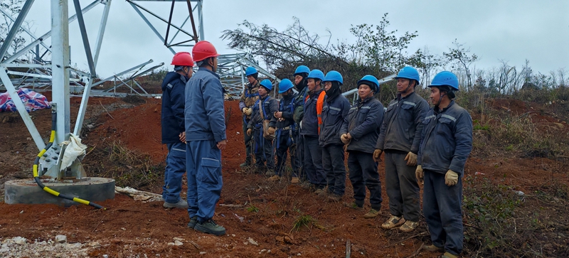 湘黔背靠背換流站關鍵遷改工程架線施工。.JPG