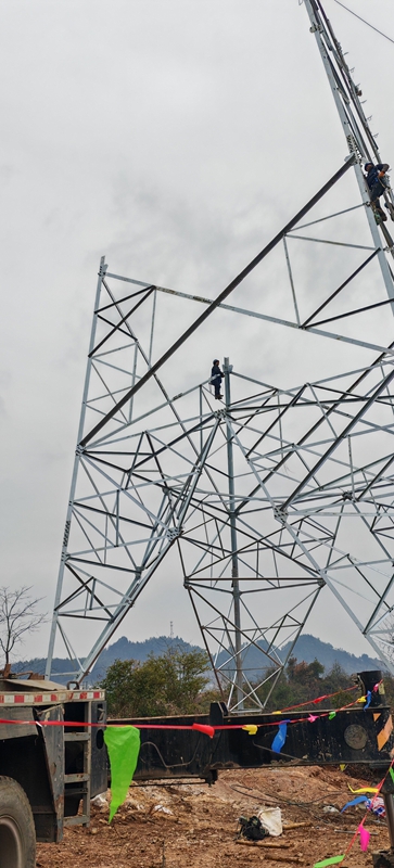 湘黔背靠背換流站關鍵遷改工程架線施工。.JPG