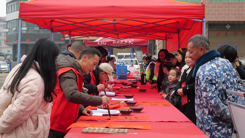 书写法治春联现场。