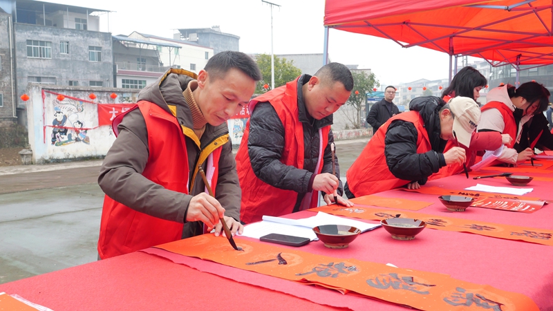 书写法治春联现场。