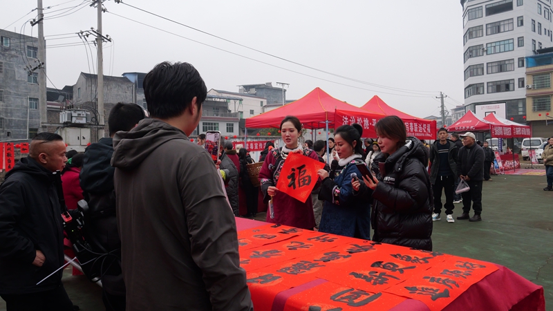 书写法治春联现场。