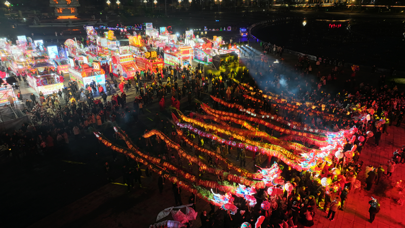 各鄉鎮、社區龍燈依次亮相。吳昌前攝 