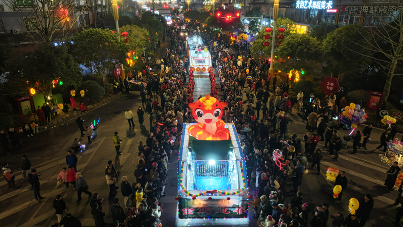 花燈游行現場。