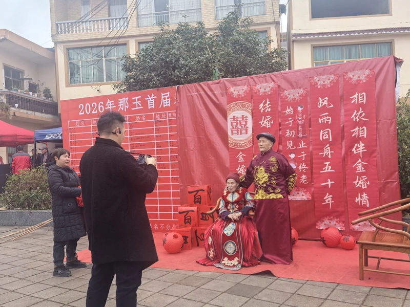 為老人拍攝婚紗照活動現場。 顧冰潔 攝.jpg