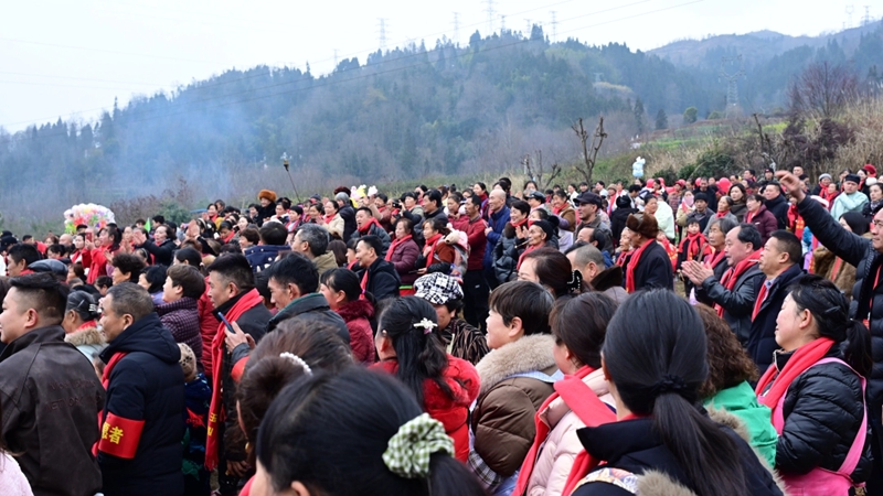 姑媽回家大團圓人山人海。 那玉村 供圖.jpg