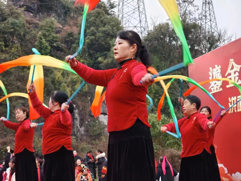 村民們歡聚在一起。 那玉村 供圖.jpg