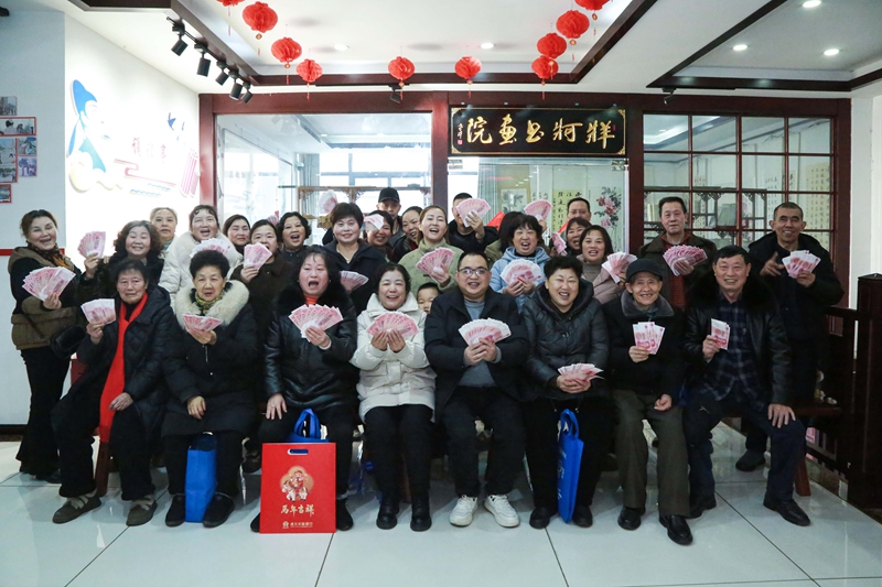 2月5日，貴州省遵義市播州區龍坑街道馬家灣社區原居民領取股金紅利滿臉喜悅。