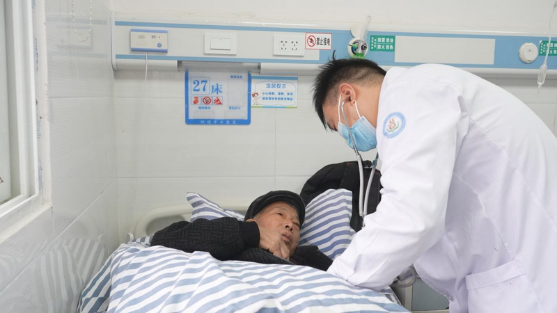 鳳岡縣總院下沉進化鎮衛生院駐點幫扶專家正在查看患者病情。