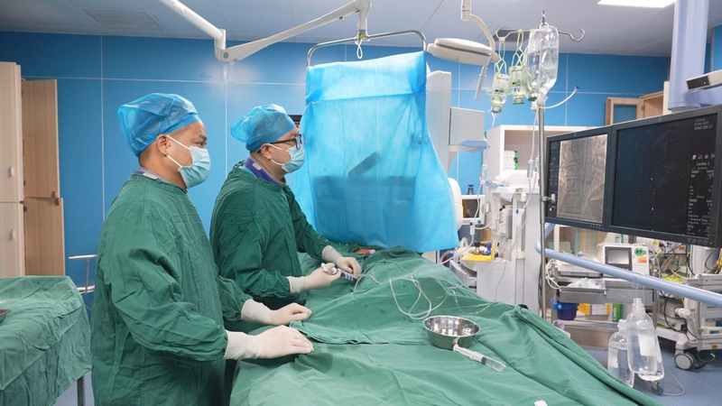 鳳岡縣總院心血管內科醫生正在為患者實施心臟介入手術。