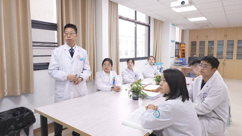 榕江縣人民醫院醫生正在講解病案。