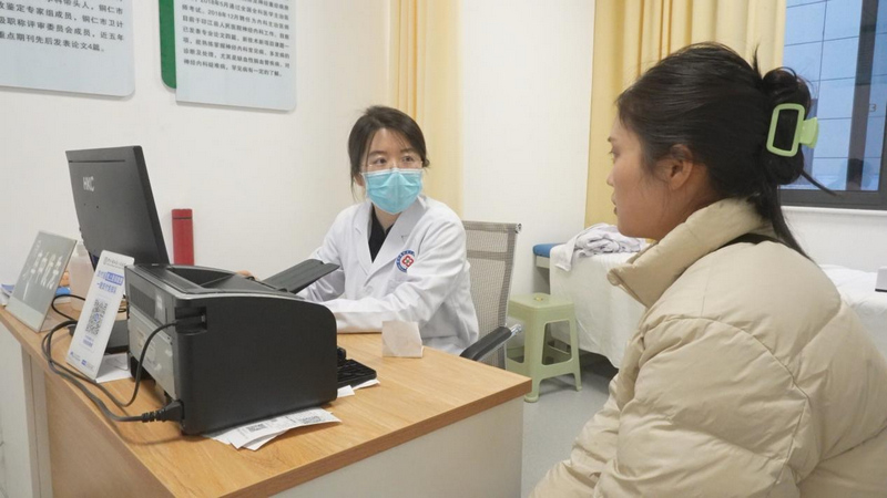 印江縣人民醫院神經內科醫生正在看診。