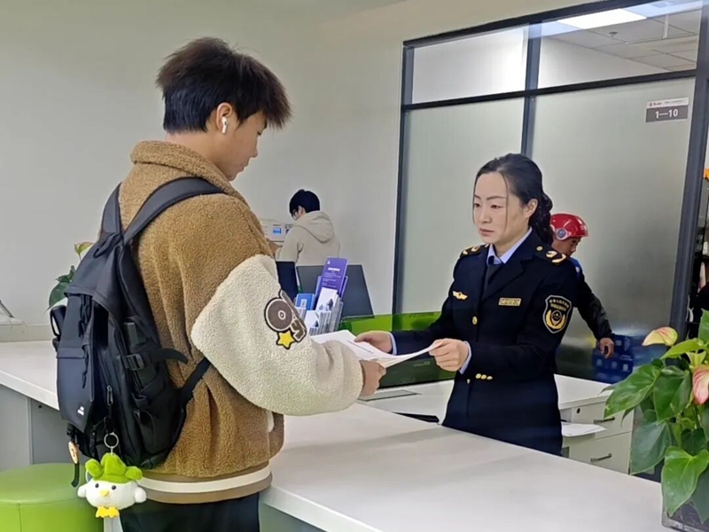 貴州甌白茶業有限公司經辦人周先生體驗“無感辦”服務。