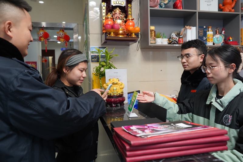 惠水税务工作人员辅导纳税人开具发票。