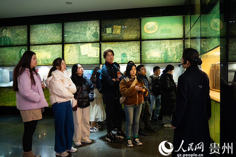 外媒参观中国酒文化城。人民网 阳茜摄