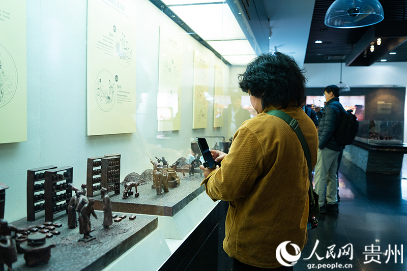 外媒参观中国酒文化城。人民网 阳茜摄