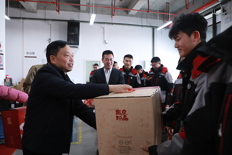 為到場的快遞員發放了暖冬慰問物資。