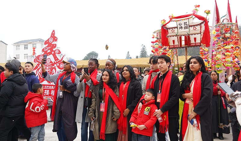 外國游客正在觀看表演。