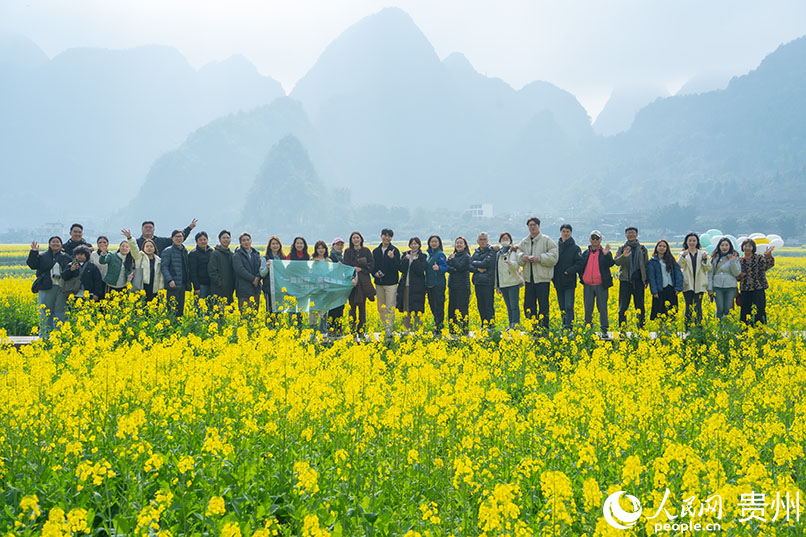 外国嘉宾深度体验万峰林旅游业态。人民网 阳茜摄