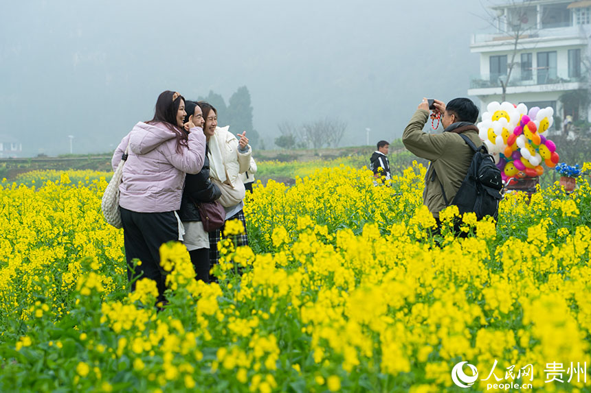 外国嘉宾“打卡”万峰林。人民网 阳茜摄