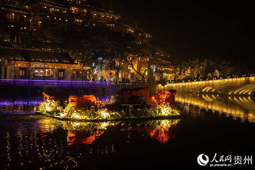 流光溢彩的峰林布依夜景。人民网 阳茜摄