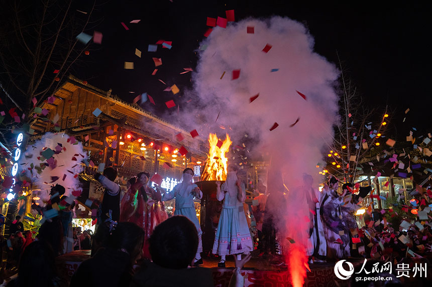 景区内的篝火舞会。人民网 阳茜摄