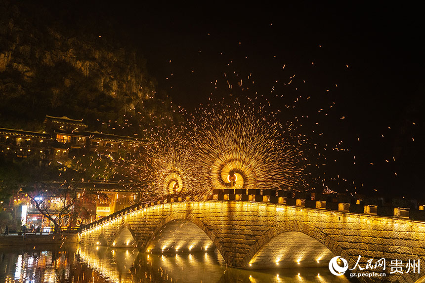 景区内的打铁花表演。人民网 阳茜摄