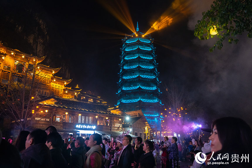 流光溢彩的峰林布依夜景。人民网 阳茜摄