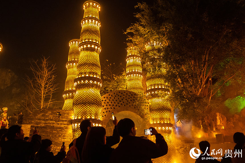 流光溢彩的峰林布依夜景。人民网 阳茜摄