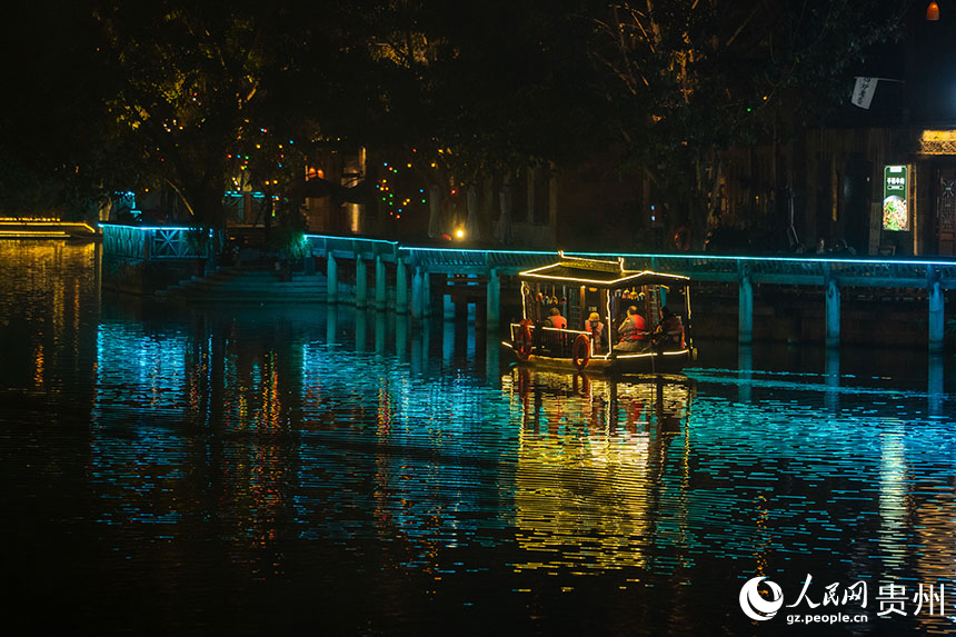 流光溢彩的峰林布依夜景。人民网 阳茜摄