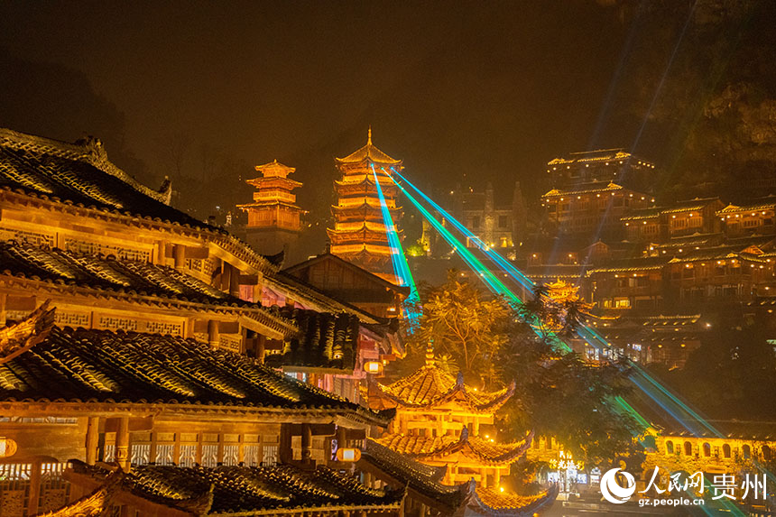 流光溢彩的峰林布依夜景。人民网 阳茜摄