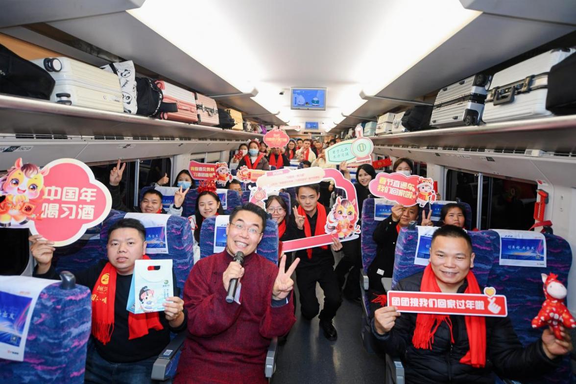 返乡乡友在车厢内合影。共青团贵州省委供图