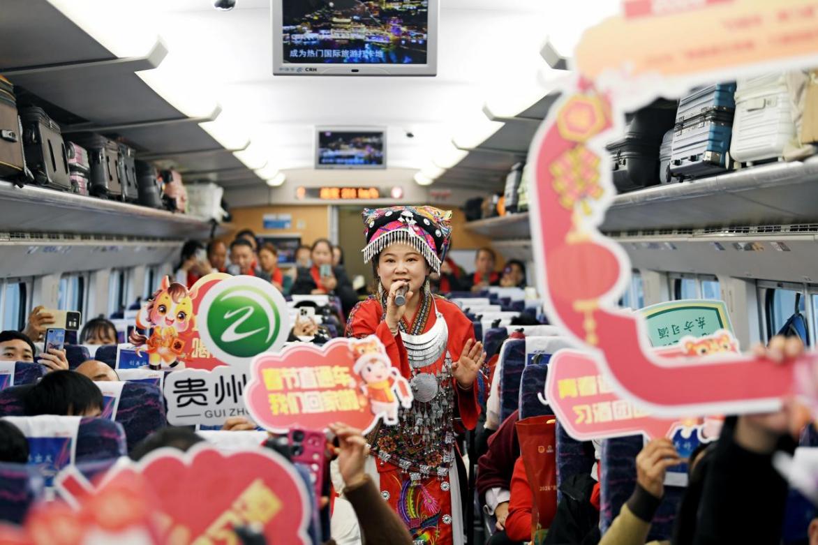 车厢内开展文化互动活动。共青团贵州省委供图