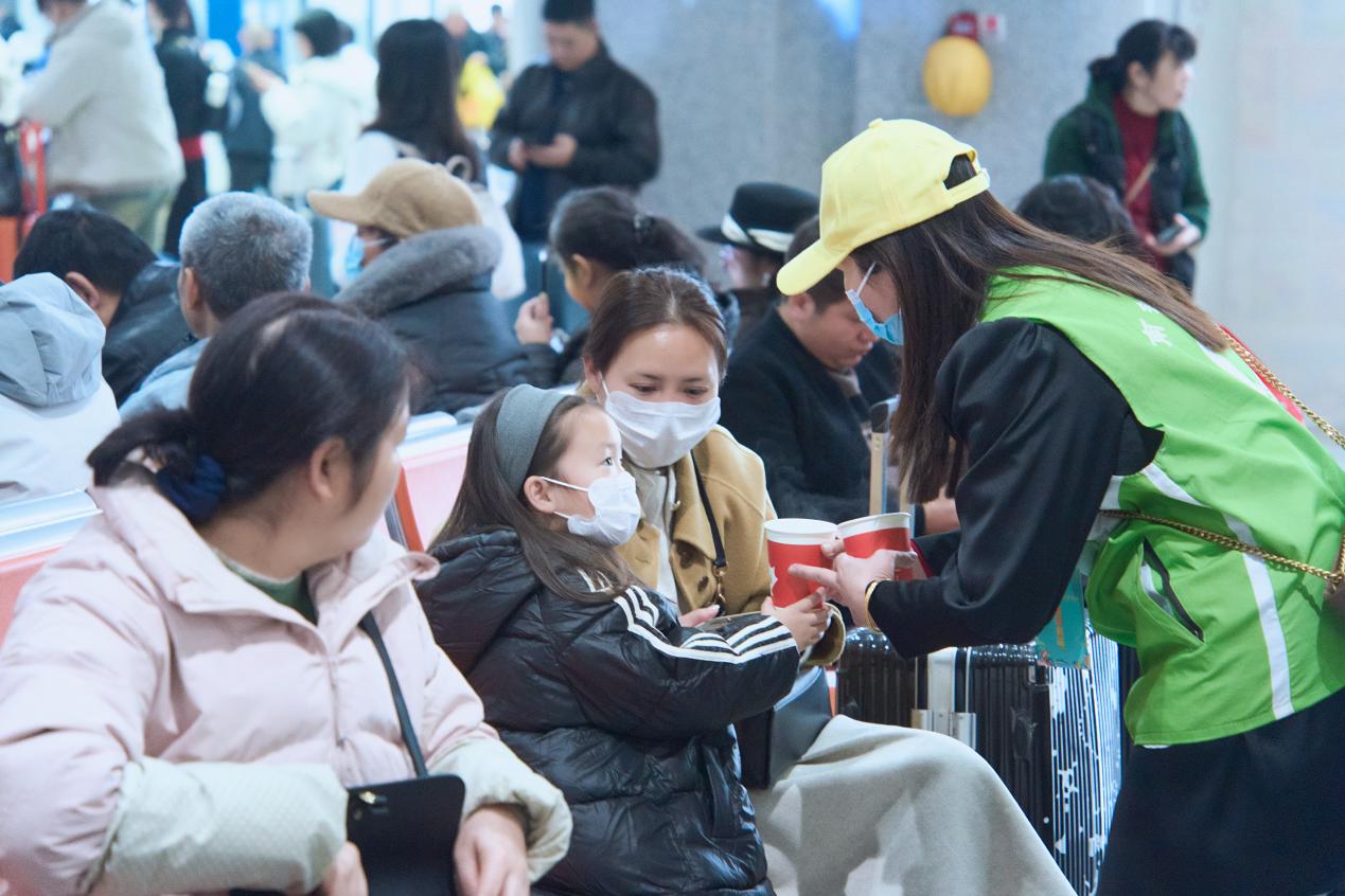 泉州站的青年志愿者贴心服务乡友。共青团贵州省委供图