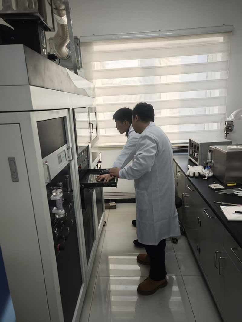 聯培研究生在聯培單位學習錐形量熱儀。