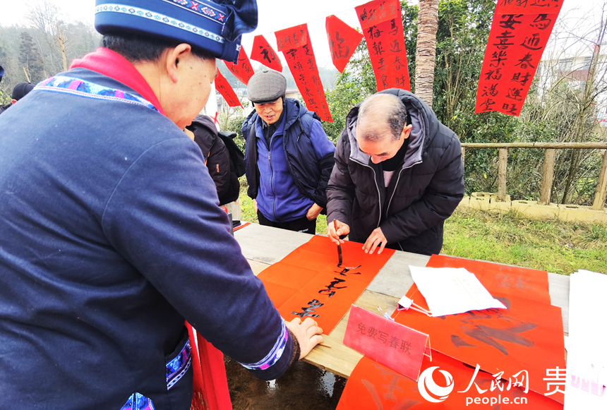 免費寫春聯。人民網記者 王秀芳攝