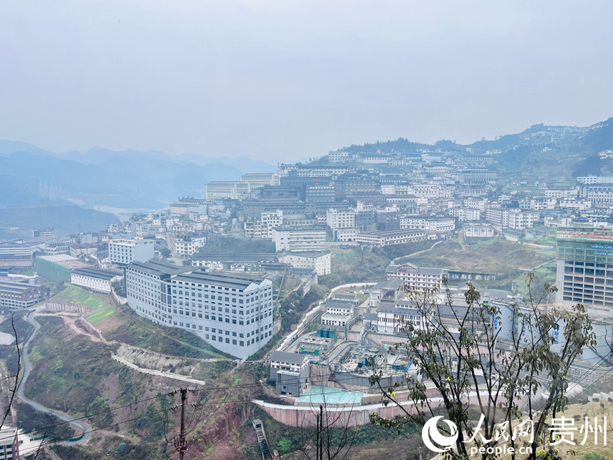 在衡昌燒坊酒庄觀景台，俯瞰茅台鎮一角。人民網記者 陳潔泉攝