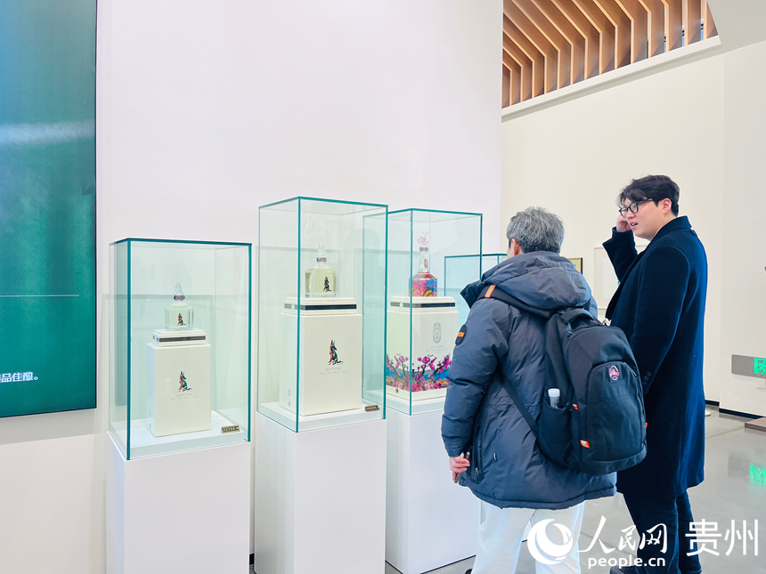 名家畫作系列收藏品酒瓶展示，吸引嘉賓駐足觀賞。人民網記者 陳潔泉攝