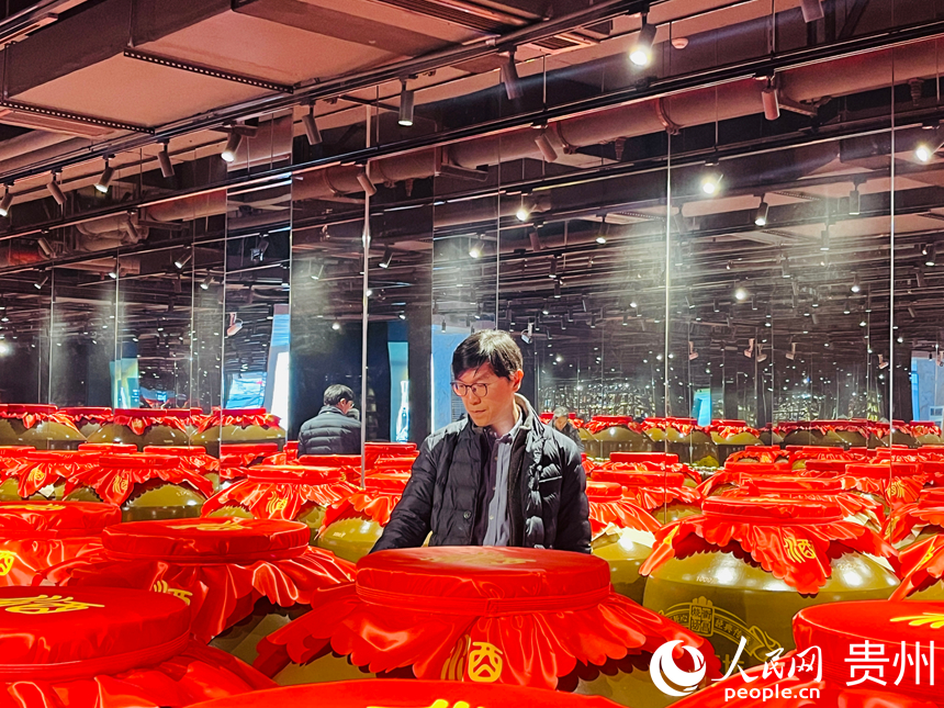 嘉賓參觀體驗酒庄封壇業態。人民網記者 陳潔泉攝