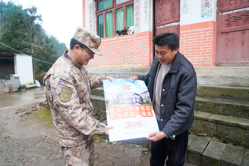 走訪慰問現役軍人家屬。
