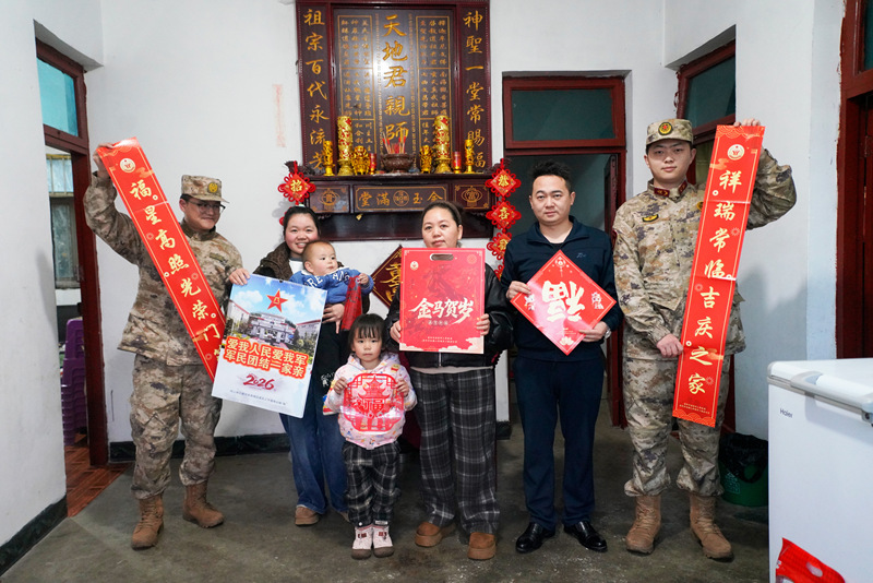 走訪慰問現役軍人家屬。