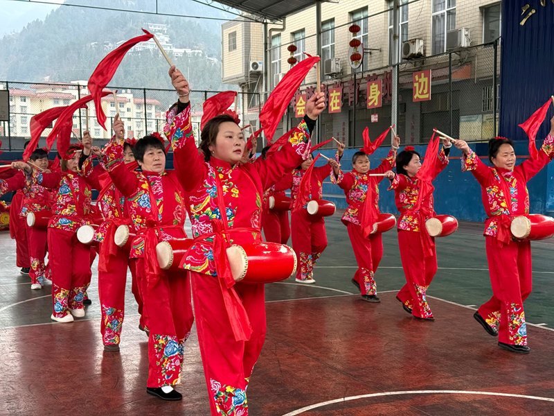 腰鼓隊身著盛裝排練，紅綢翻飛奏響新春序曲。謝永恆攝