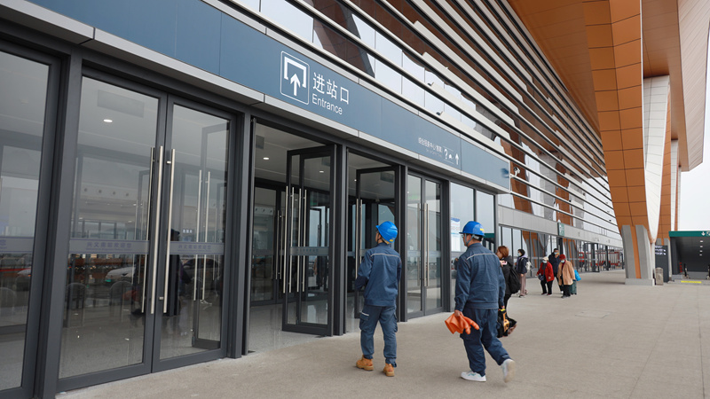 工作人員走進興義南站開展春運用電安全巡檢服務。