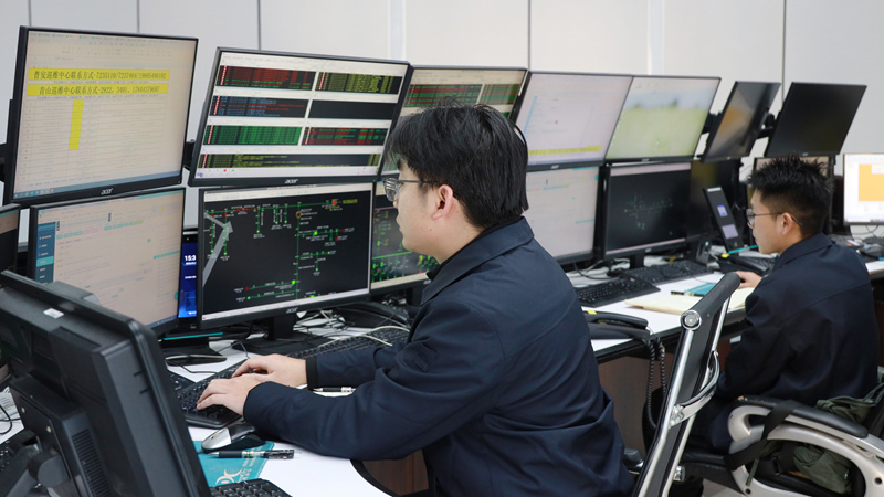 電力調度控制中心24小時輪流值班守護春運期間電網安全穩定運行。