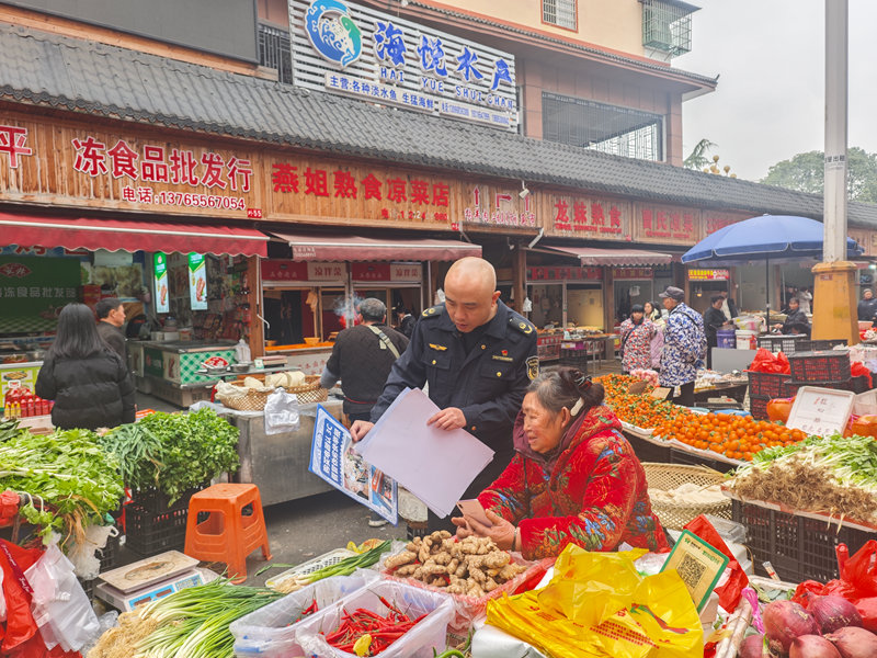 施秉縣市場監管局執法人員在向商戶宣傳電器安全知識。