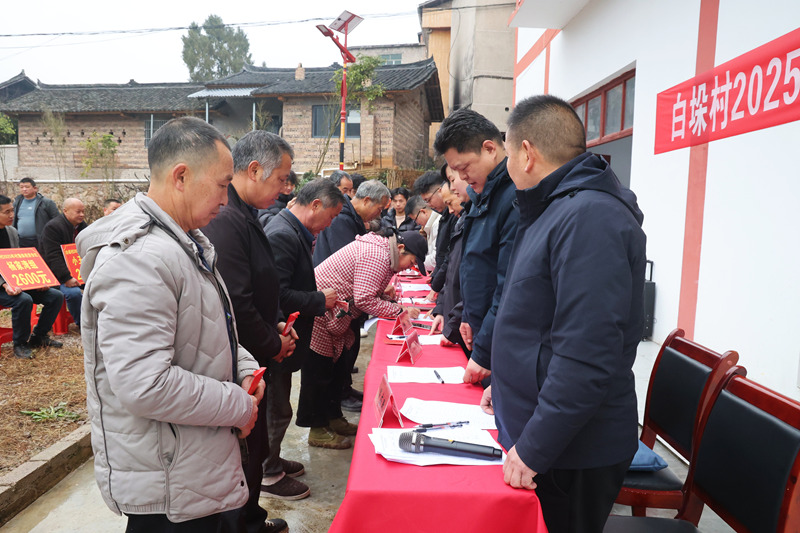 當地村民領取到年終分紅。