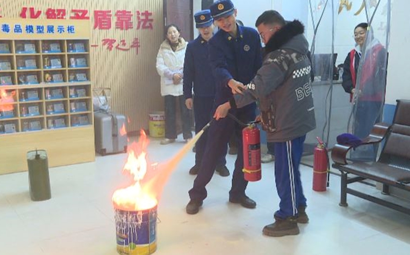 消防员现场演示使用灭火器.jpg