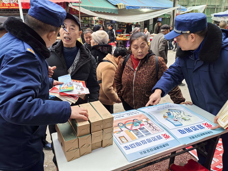 圖為消防宣傳人員向群眾講解用電安全。
