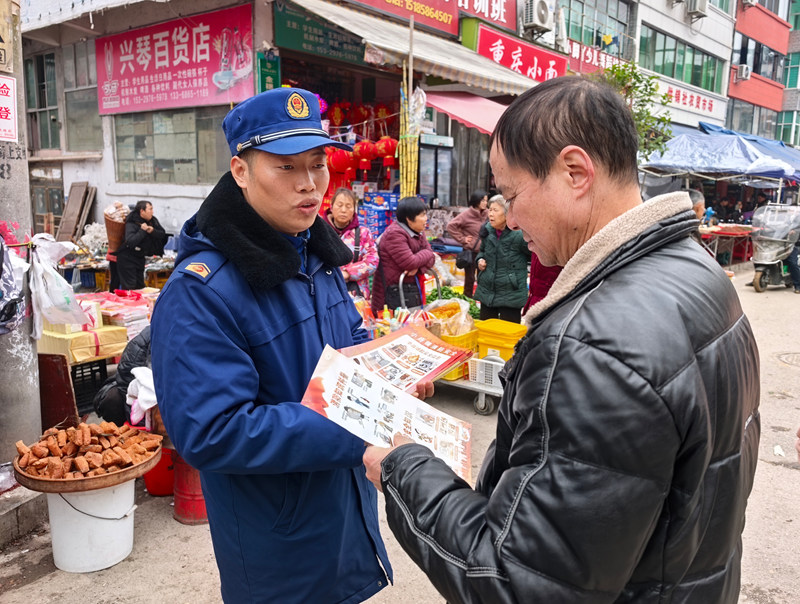 圖為發放消防知識折頁。